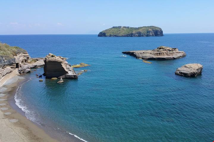 Nel cuore del Tirreno c'è un'isola selvaggia che custodisce un antico (e storico) carcere a forma di ferro di cavallo