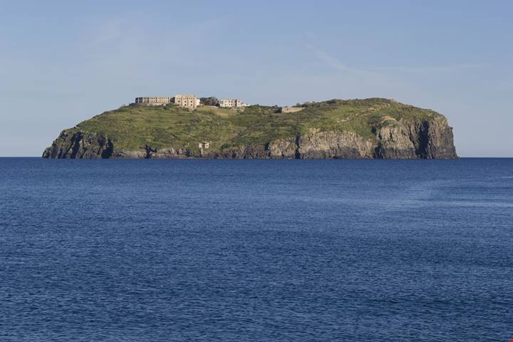 Nel cuore del Tirreno c'è un'isola selvaggia che custodisce un antico (e storico) carcere a forma di ferro di cavallo