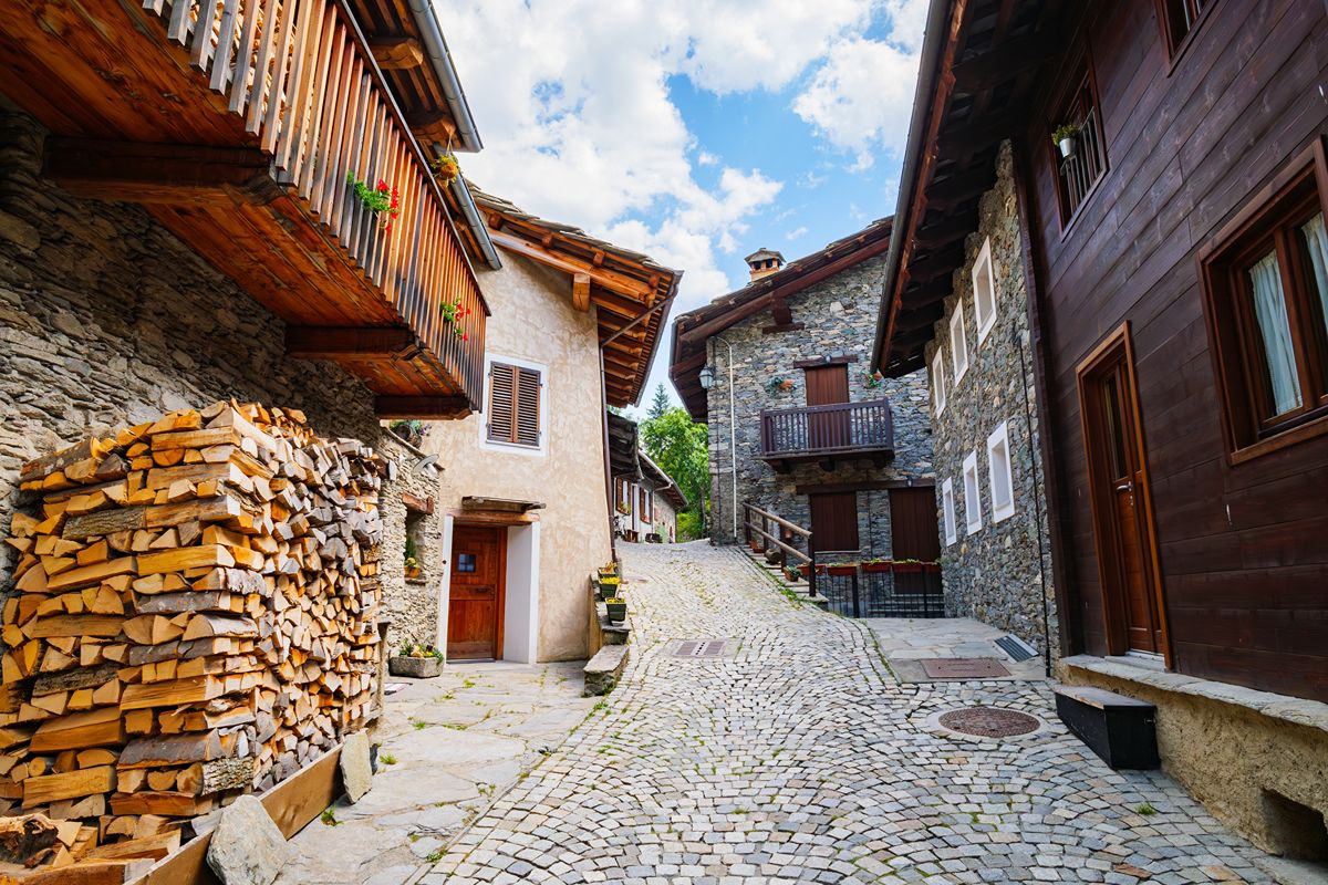Piemonte, il suggestivo borgo di pietra della Valle Varaita dove il tempo sembra essersi fermato