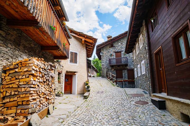 Piemonte, il suggestivo borgo di pietra della Valle Varaita dove il tempo sembra essersi fermato