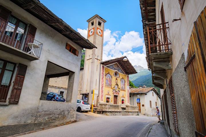 Piemonte, il suggestivo borgo di pietra della Valle Varaita dove il tempo sembra essersi fermato