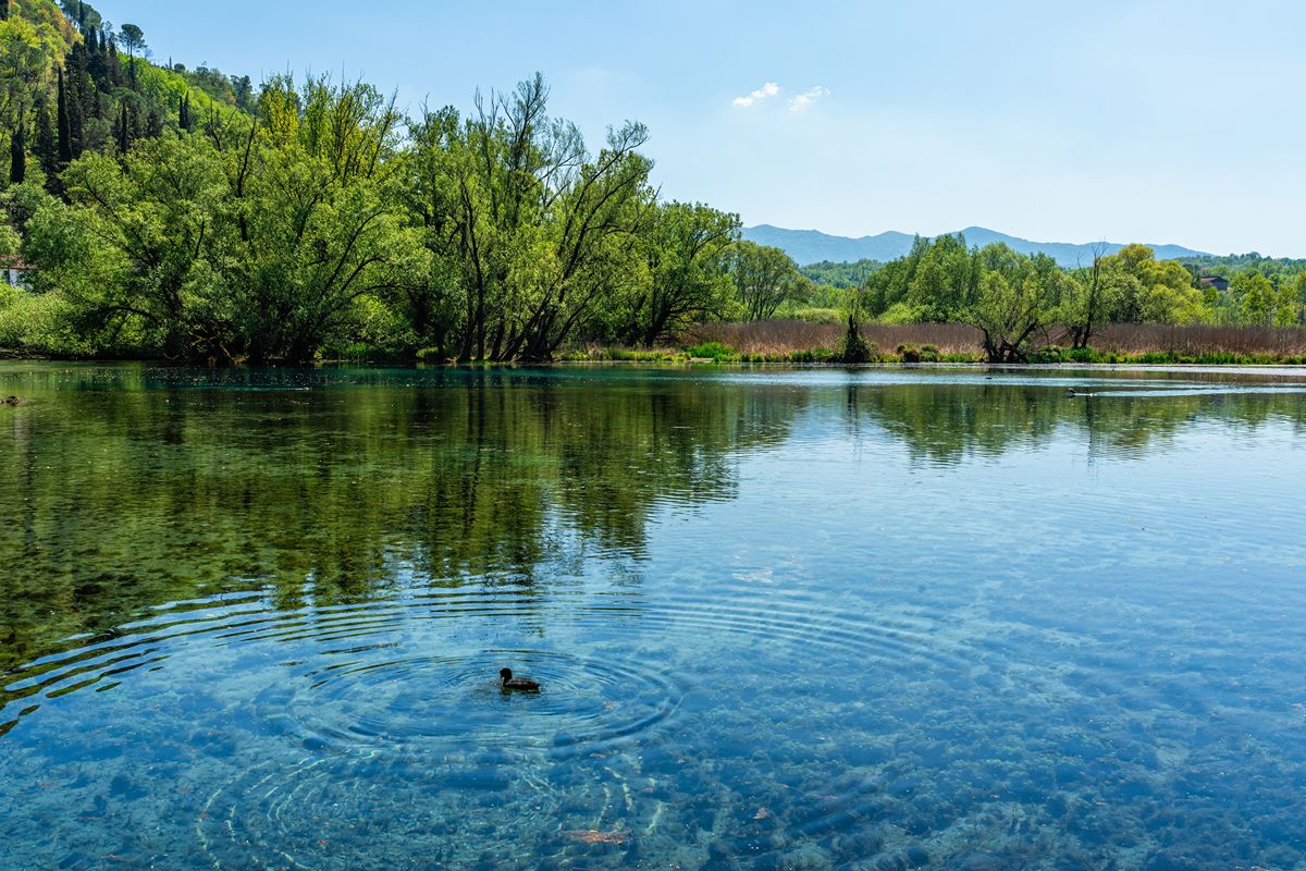 Lazio, il lago dalle acque cristalline che custodisce una misteriosa isola galleggiante