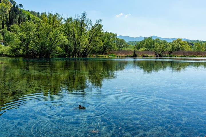 Lazio, il lago dalle acque cristalline che custodisce una misteriosa isola galleggiante