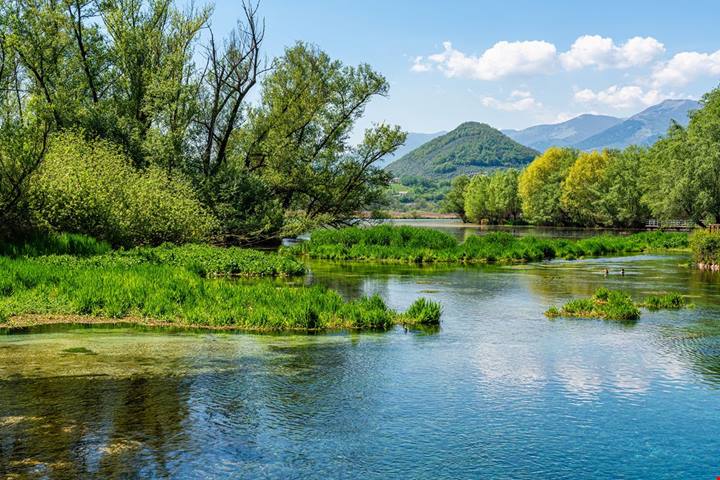 Lazio, il lago dalle acque cristalline che custodisce una misteriosa isola galleggiante