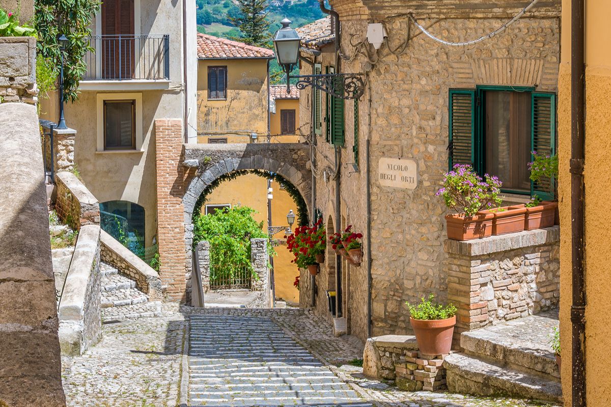 Il borgo a forma di cipolla dell'Alto Lazio che esiste da 3000 anni: persino Virgilio ne ha parlato nell'Eneidw