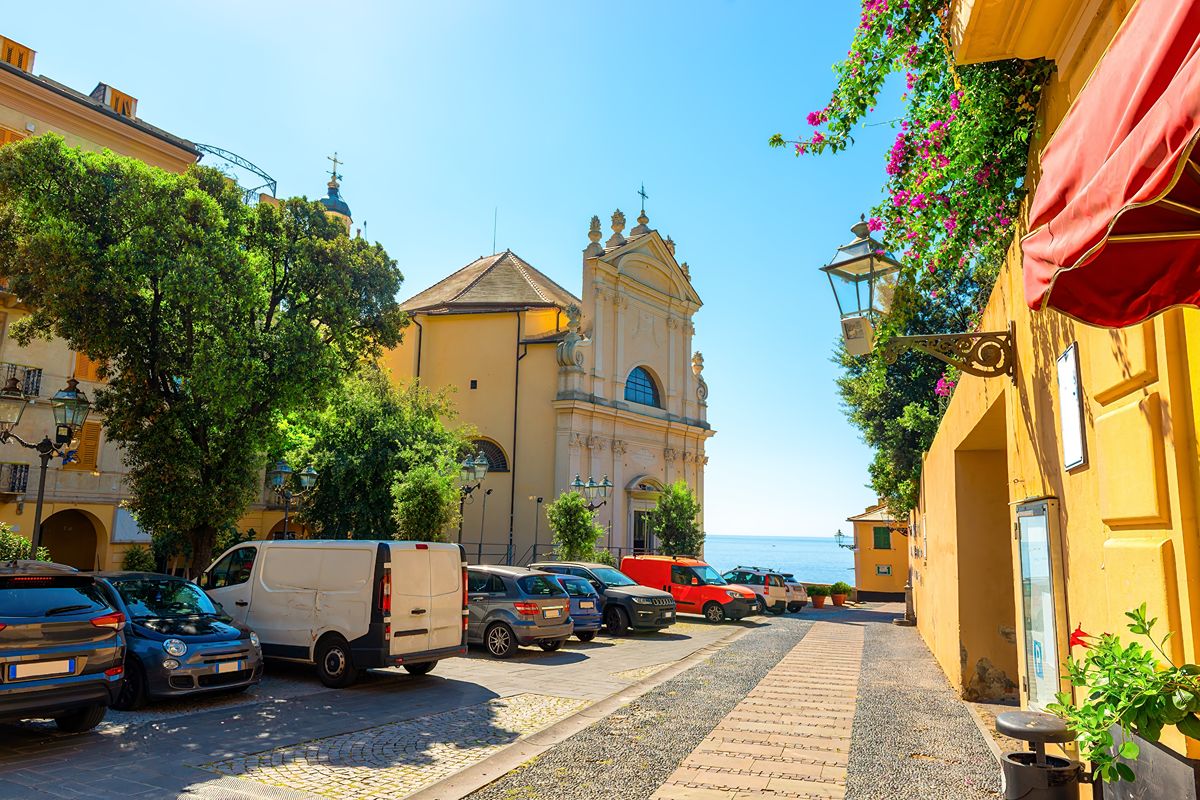 Liguria, il paese a picco sul mare che con la sua spiaggia ha conquistato la top 10 delle mete estive in Europa