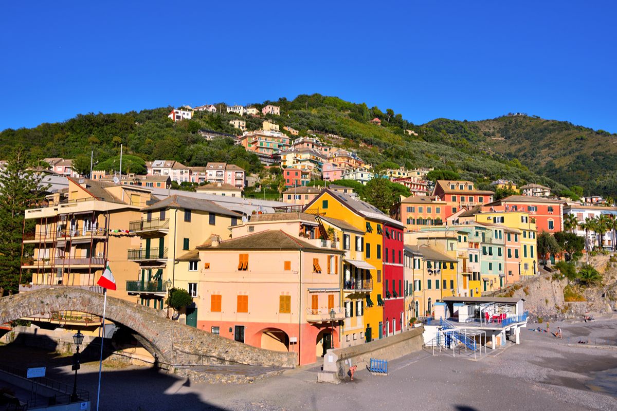 Liguria, il paese a picco sul mare che con la sua spiaggia ha conquistato la top 10 delle mete estive in Europa