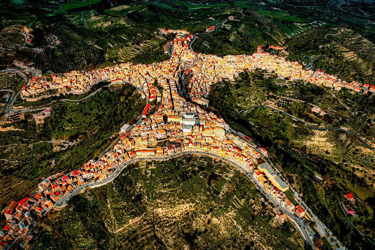 100 rupi e la forma di una stella marina: nell'entroterra siciliano c'è un paese che devi ammirare per forza dall'alto
