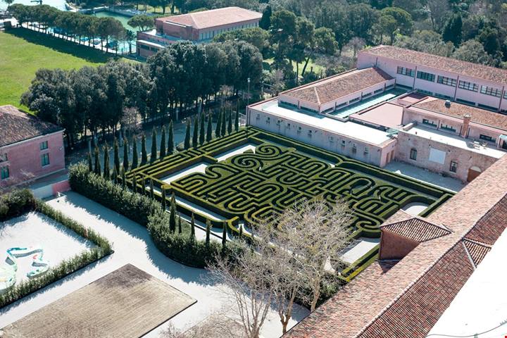 Un'idea insolita per vivere Venezia ad agosto: ha riaperto da poco il giardino-labirinto nel cuore della Laguna