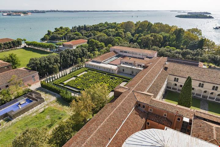 Un'idea insolita per vivere Venezia ad agosto: ha riaperto da poco il giardino-labirinto nel cuore della Laguna