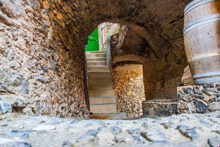 Fino a pochi anni fa era un mucchio di case abbandonate, ma la tecnologia ha fatto rinascere questo gioiello della Liguria
