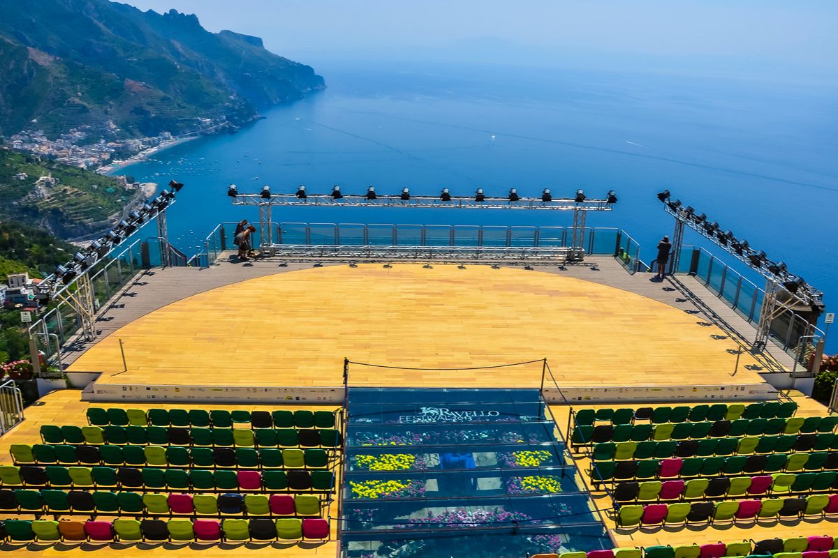 Un teatro a picco sulla Costiera Amalfitana racconta l'evoluzione mondiale di un borgo con soli 2000 abitanti