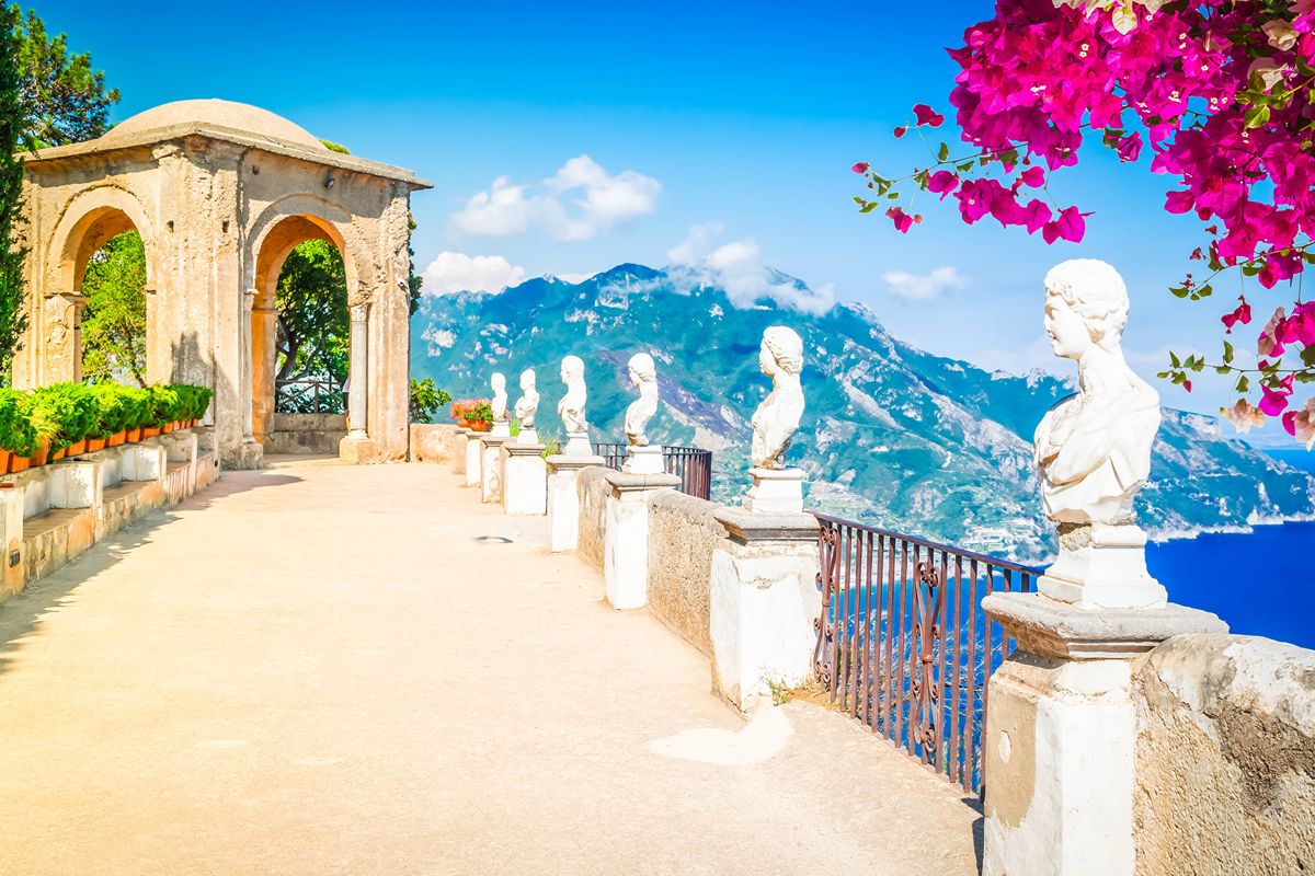 Un teatro a picco sulla Costiera Amalfitana racconta l'evoluzione mondiale di un borgo con soli 2000 abitanti