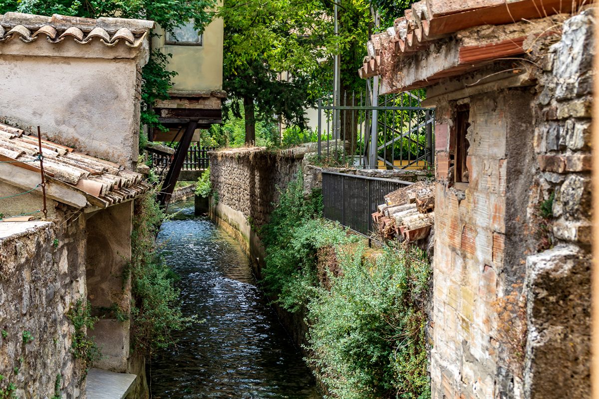 La piccola Venezia delle Marche, un borgo dove l'uomo convive da secoli con le acque più limpide dell'Appennino