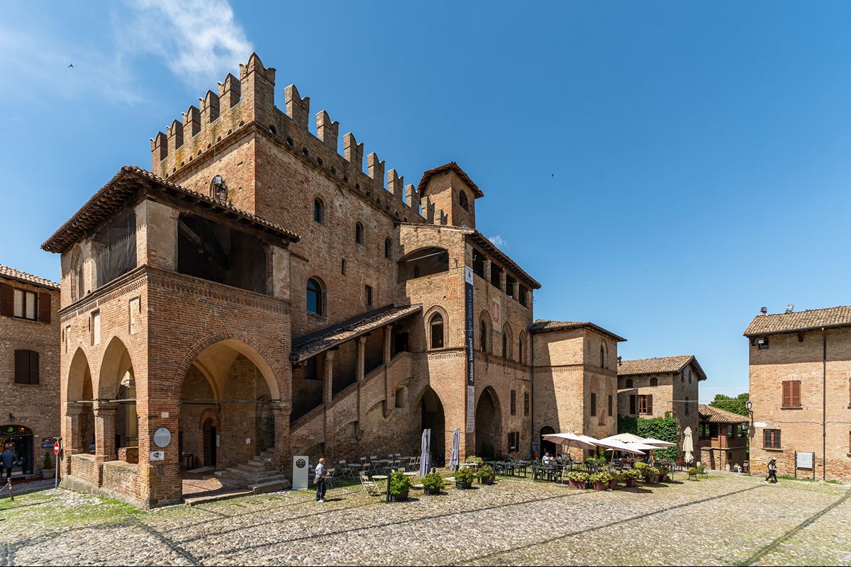Se il Medioevo avesse una capitale, sarebbe questo borgo di 5000 abitanti sulle colline vicino Piacenza