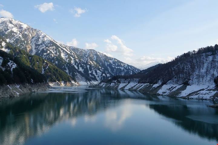 Se il caldo ti ha stancato, in Giappone c'è una strada sepolta sotto 8 metri di neve: è un caso unico al mondo