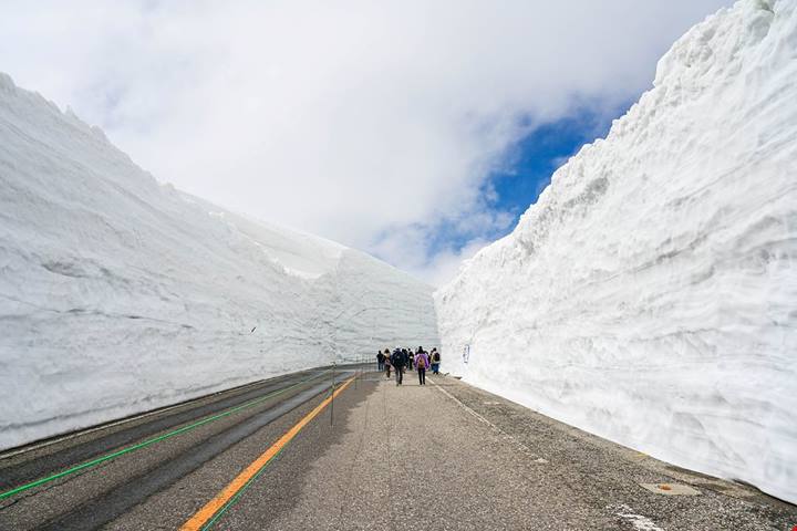 Se il caldo ti ha stancato, in Giappone c'è una strada sepolta sotto 8 metri di neve: è un caso unico al mondo