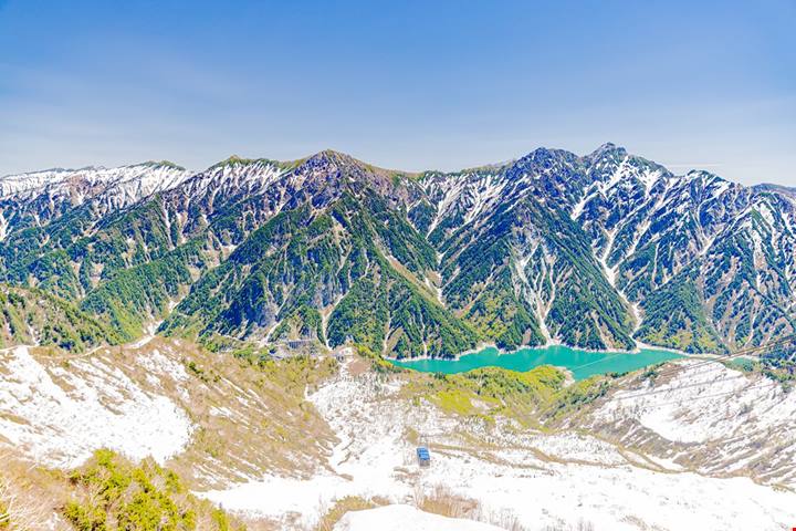 Se il caldo ti ha stancato, in Giappone c'è una strada sepolta sotto 8 metri di neve: è un caso unico al mondo