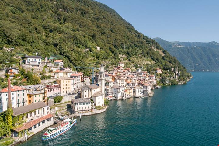 Un labirinto di vicoli, scale e archi a picco sul Lago di Como: questo borgo medievale sembra sospeso nel tempo