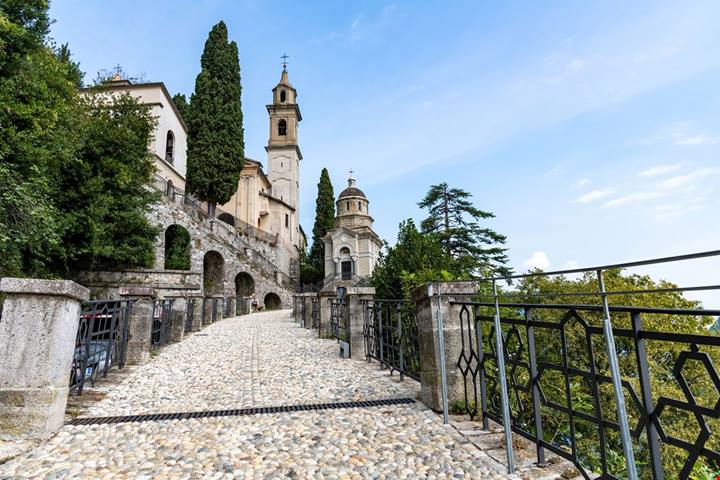 Un labirinto di vicoli, scale e archi a picco sul Lago di Como: questo borgo medievale sembra sospeso nel tempo