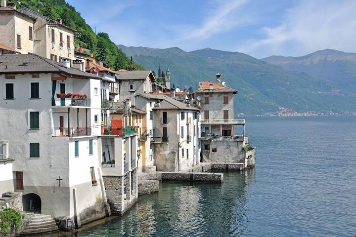 Un labirinto di vicoli, scale e archi a picco sul Lago di Como: questo borgo medievale sembra sospeso nel tempo
