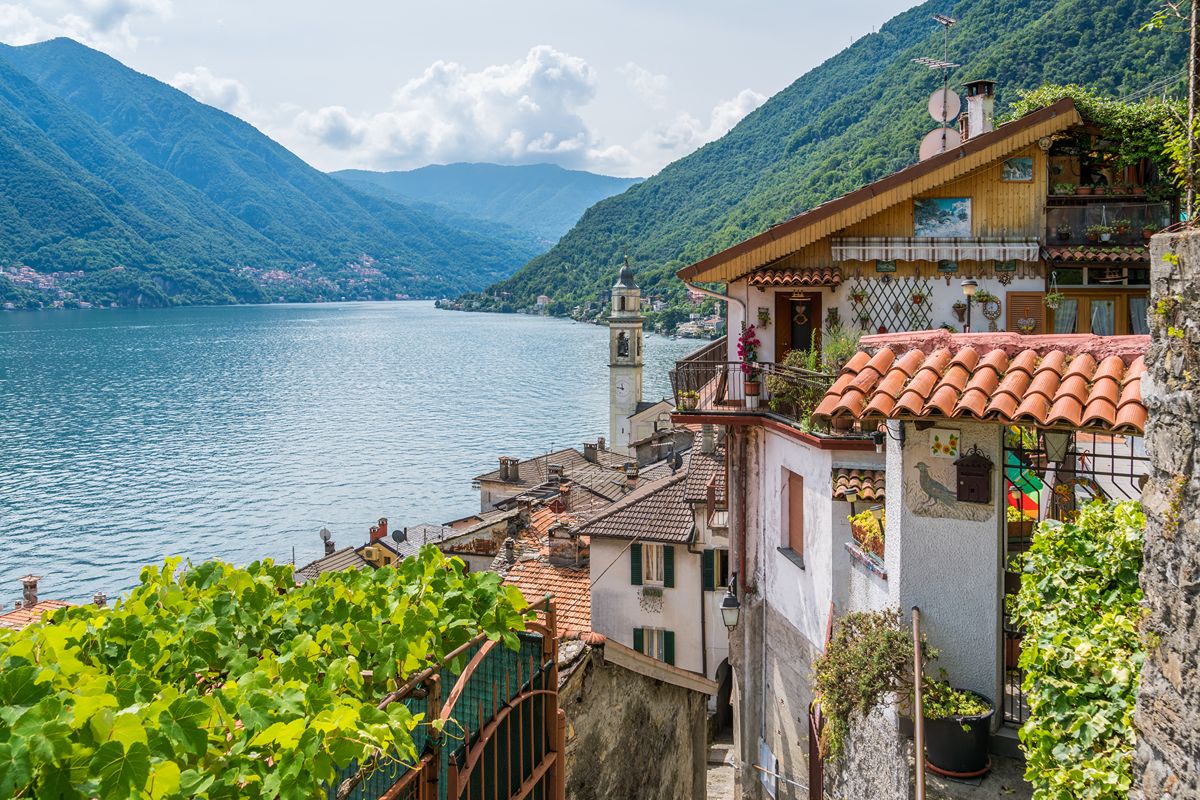 Un labirinto di vicoli, scale e archi a picco sul Lago di Como: questo borgo medievale sembra sospeso nel tempo