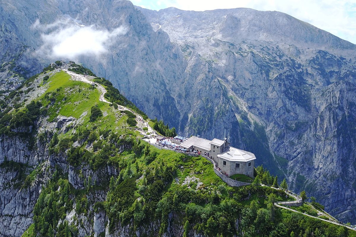 Baviera, lo spettacolare nido d'aquila a 1800 metri di altezza che domina le Alpi tra storia e panorami da sogno