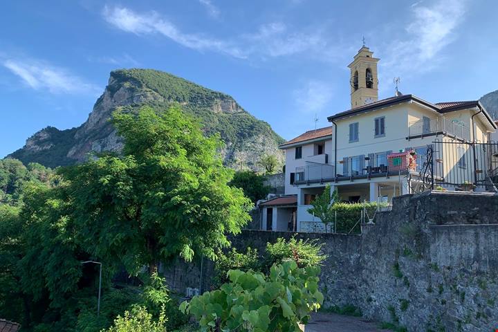 Quel ramo (sconosciuto) del lago di Como: è il piccolo borgo del Castello dove storia e natura disegnano paesaggi da sogno