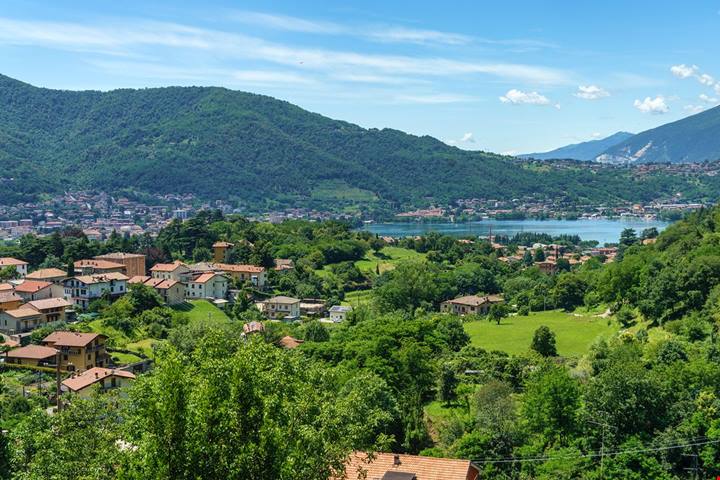 Quel ramo (sconosciuto) del lago di Como: è il piccolo borgo del Castello dove storia e natura disegnano paesaggi da sogno