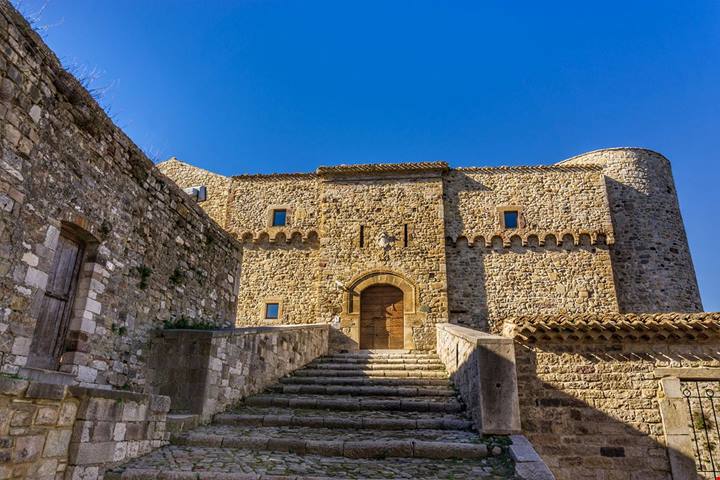Rinato grazie agli artisti, in questo borgo del Molise ci sono più murales che abitanti