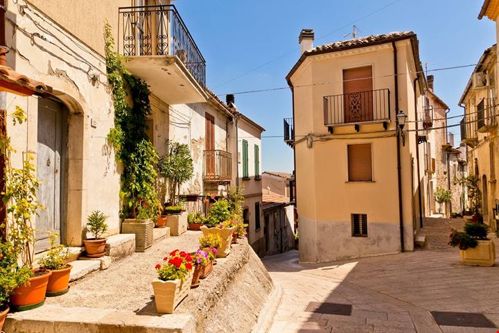 Rinato grazie agli artisti, in questo borgo del Molise ci sono più murales che abitanti