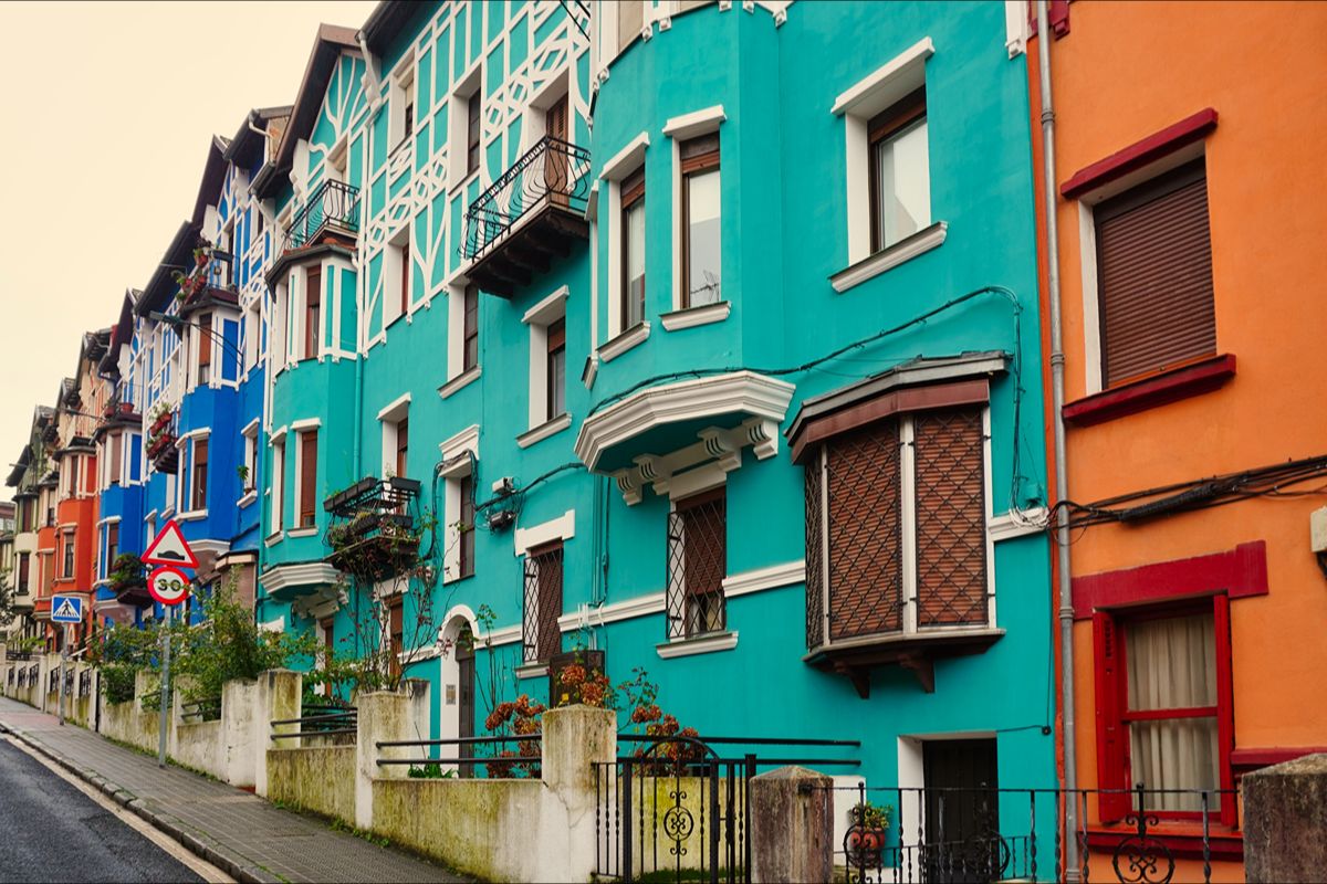 La Notting Hill spagnola, un quartiere dai mille colori che ricorda da vicino le atmosfere di Londra