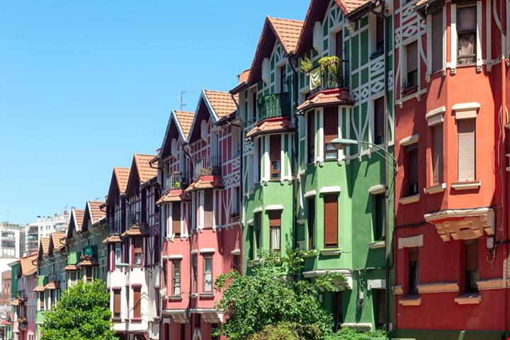 La Notting Hill spagnola, un quartiere dai mille colori che ricorda da vicino le atmosfere di Londra