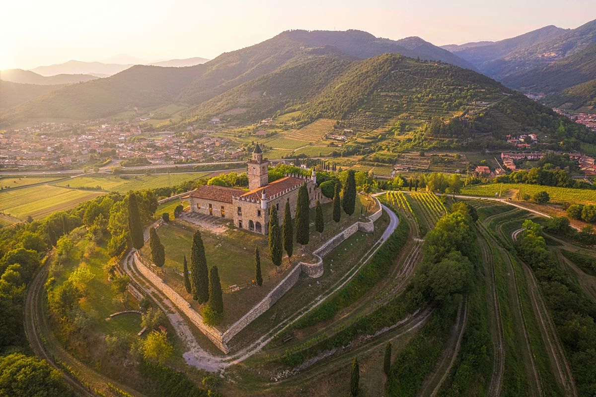 120 produttori, il lago e le colline piene di vigne: è la valle simbolo del vino in Italia, ma ancora pochi scelgono di visitarla