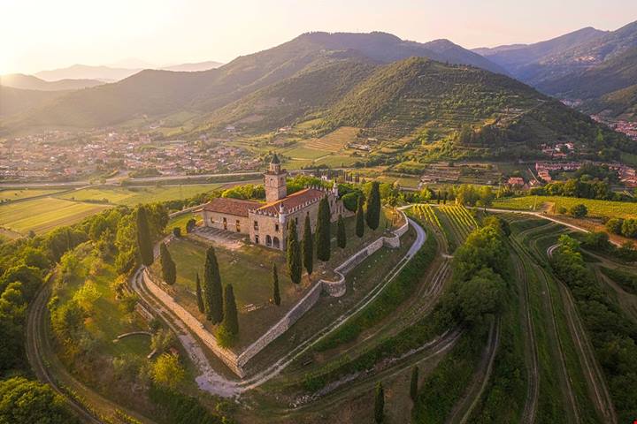 120 produttori, il lago e le colline piene di vigne: è la valle simbolo del vino in Italia, ma ancora pochi scelgono di visitarla