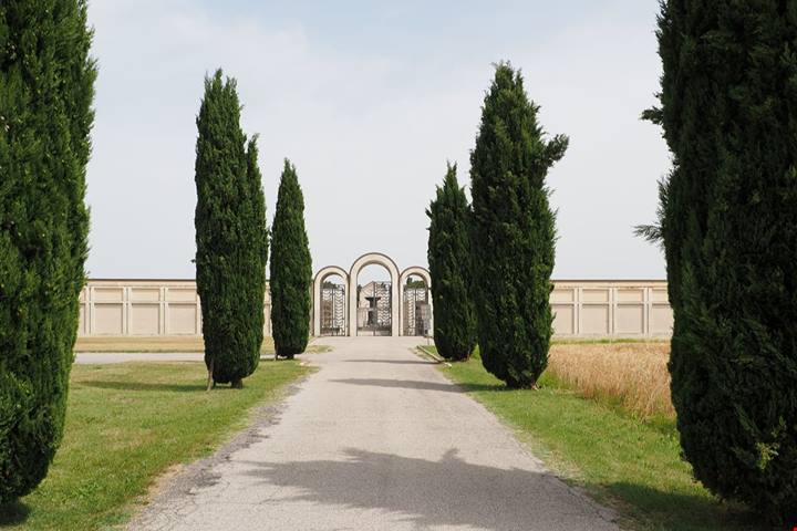 La città metafisica dell'Emilia Romagna che ha cristallizzato gli anni '30