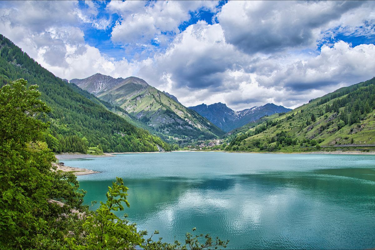 1880 metri di altitudine e il fascino calmo delle Alpi: in Piemonte c'è il borgo perfetto per chi ama la montagna