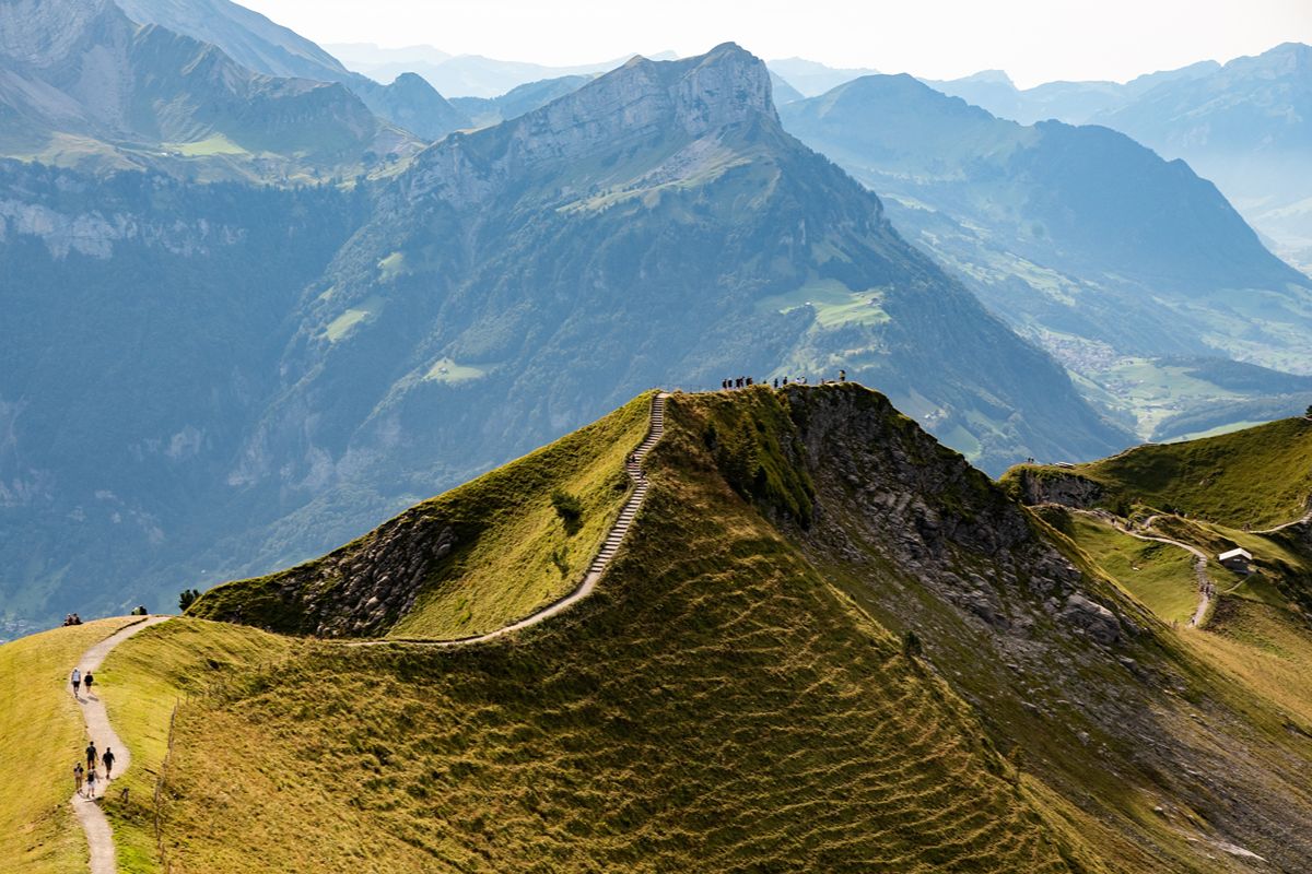 Sembra uscita un libro di fiabe: in Svizzera c'è una città alpina che ha detto no alle auto (e ci ha guadagnato)
