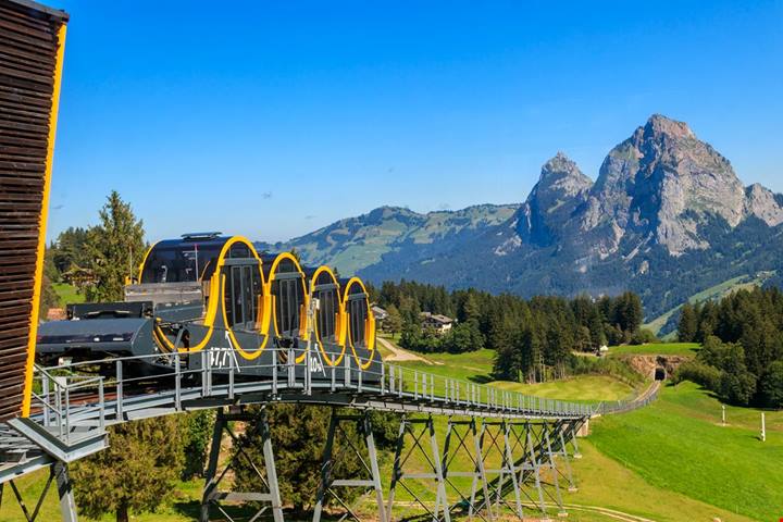 Sembra uscita un libro di fiabe: in Svizzera c'è una città alpina che ha detto no alle auto (e ci ha guadagnato)