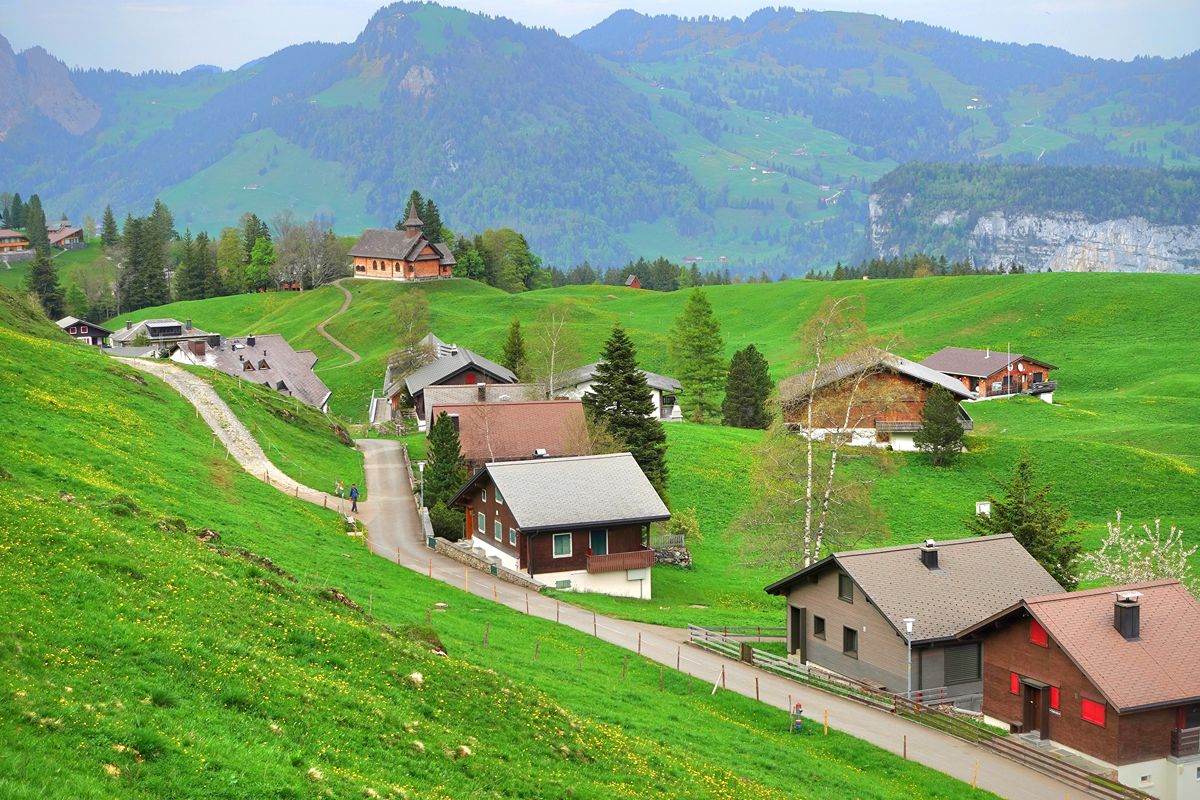 Sembra uscita un libro di fiabe: in Svizzera c'è una città alpina che ha detto no alle auto (e ci ha guadagnato)
