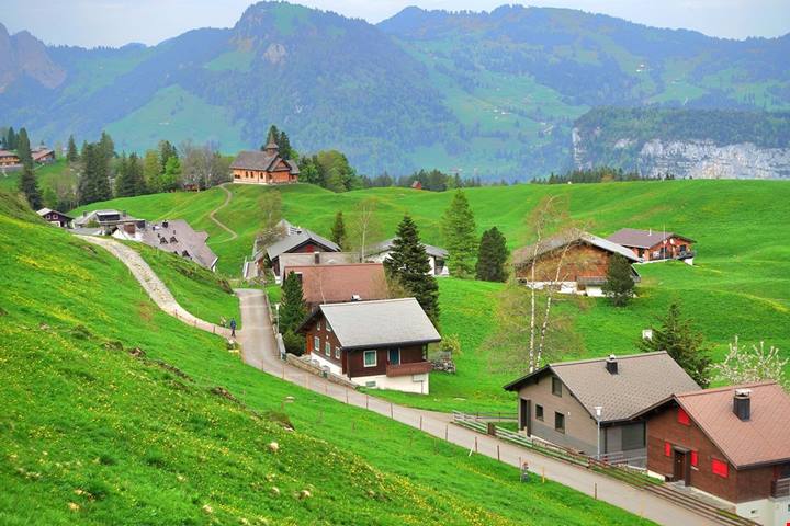 Sembra uscita un libro di fiabe: in Svizzera c'è una città alpina che ha detto no alle auto (e ci ha guadagnato)