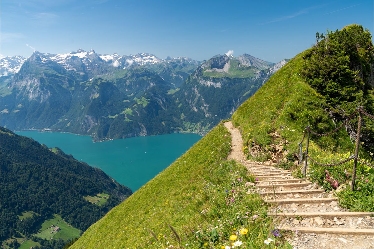 Sembra uscita un libro di fiabe: in Svizzera c'è una città alpina che ha detto no alle auto (e ci ha guadagnato)