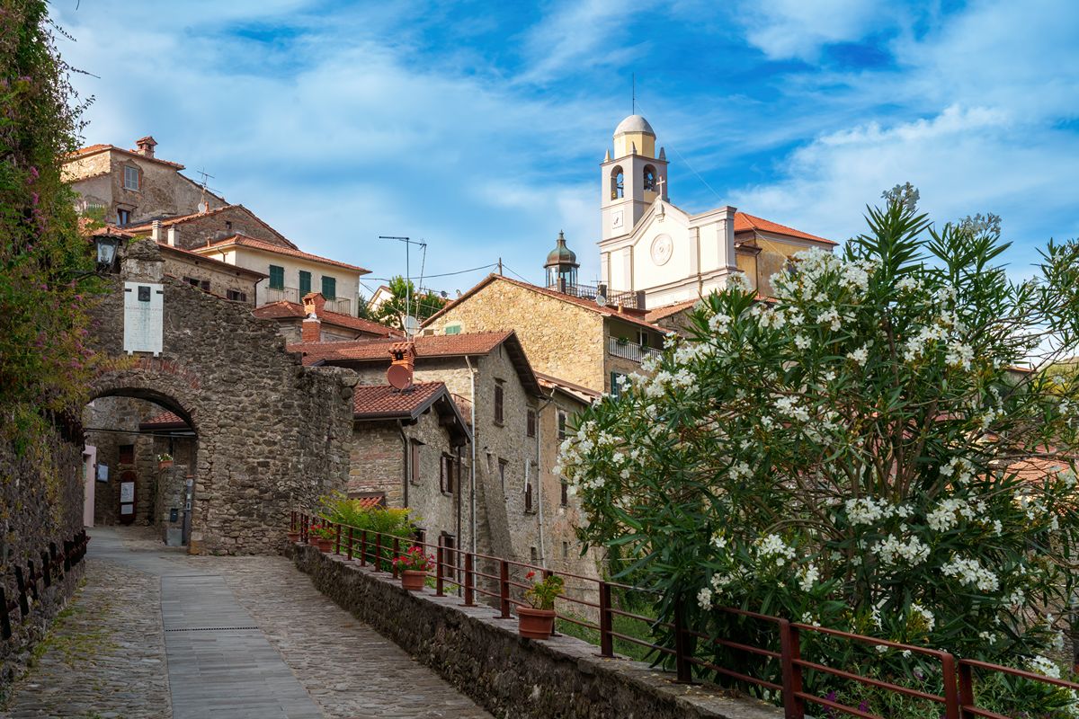 Toscana, qui c'è il borgo perfetto per gli amanti della storia dove perdersi tra la casa di Dante e l'archivio dei Malaspina