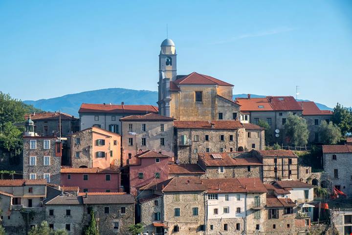 Toscana, qui c'è il borgo perfetto per gli amanti della storia dove perdersi tra la casa di Dante e l'archivio dei Malaspina