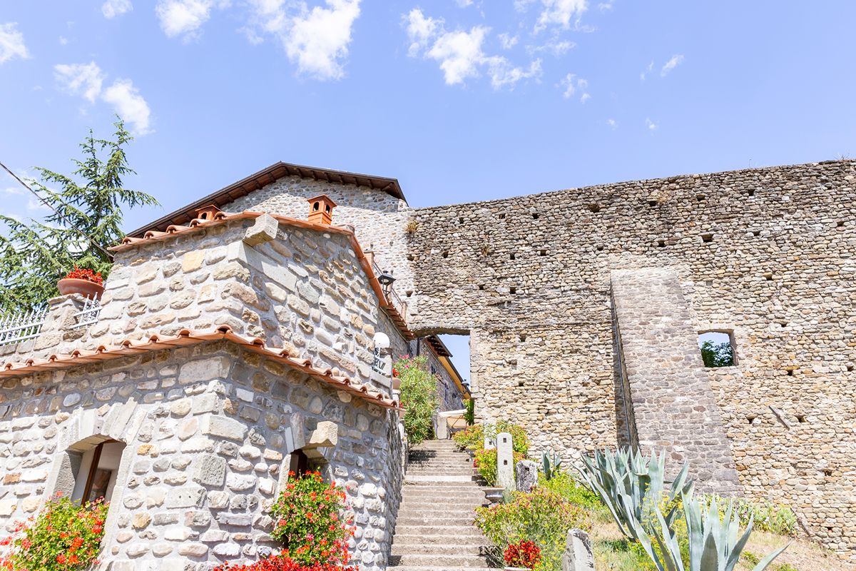 Toscana, qui c'è il borgo perfetto per gli amanti della storia dove perdersi tra la casa di Dante e l'archivio dei Malaspina