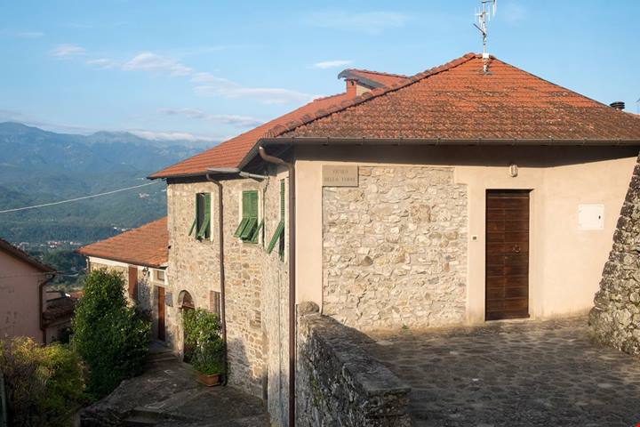 Toscana, qui c'è il borgo perfetto per gli amanti della storia dove perdersi tra la casa di Dante e l'archivio dei Malaspina