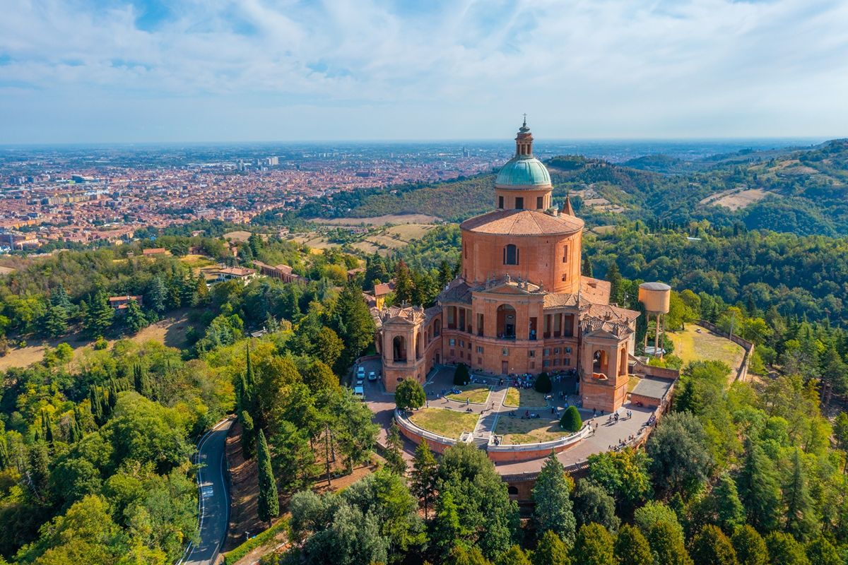 666 arcate e oltre 3 chilometri di passeggiata: questo monumento italiano è una vera muraglia nel cuore della città