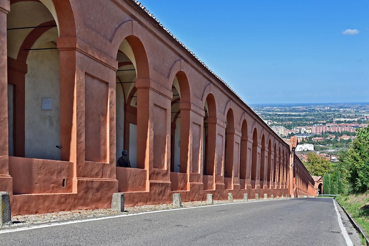 666 arcate e oltre 3 chilometri di passeggiata: questo monumento italiano è una vera muraglia nel cuore della città