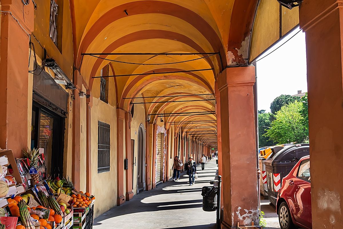 666 arcate e oltre 3 chilometri di passeggiata: questo monumento italiano è una vera muraglia nel cuore della città