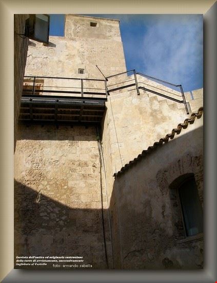  Costruito per tutelare il territorio dalle incursioni barbaresche, oggi è delizia per il panorama sul mare e l'interno, accompagnati da delizione note musicali notturne in estate armando sabella armando sabella